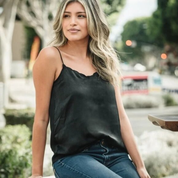 ⭐️ $10 - LULUS BLACK SCALLOP EDGE V-NECK SPAGHETTI STRAP CAMISOLE - Picture 1 of 7